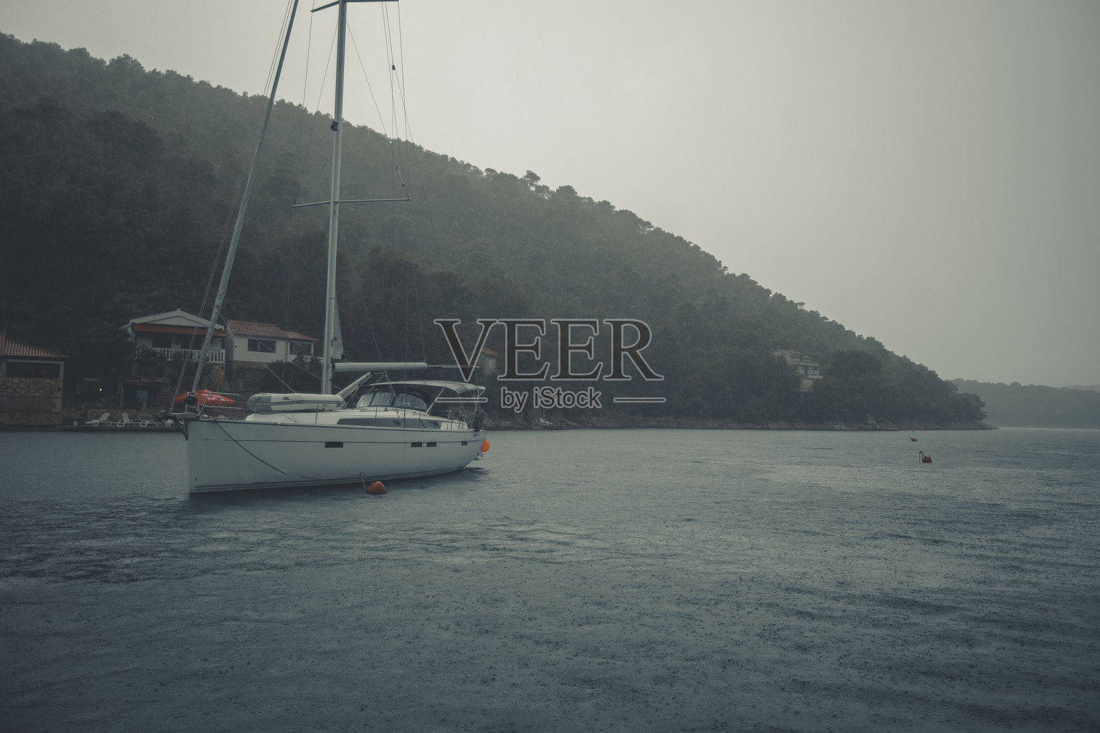 风暴天气下的海上帆船照片摄影图片