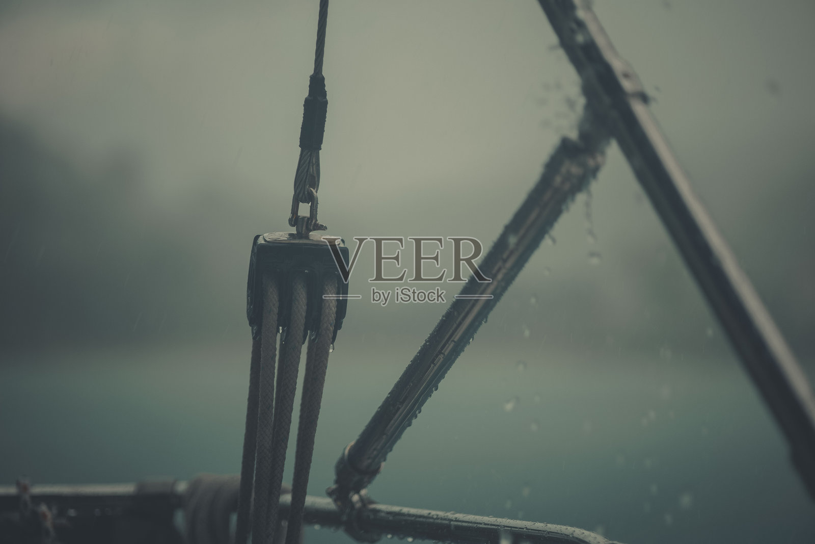 风暴天气下海上的帆船的一部分照片摄影图片