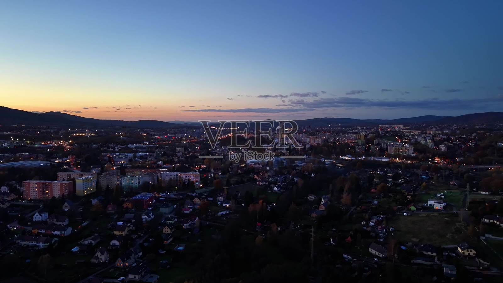 日落时分的城市航拍,黄金时刻的无人机镜头展示了广阔的城市和周边地区照片摄影图片