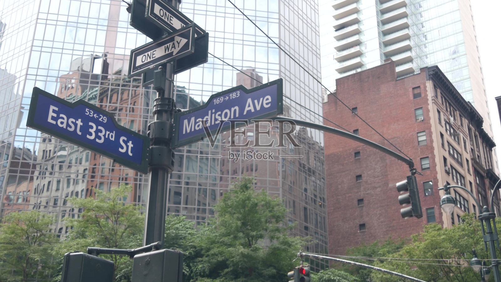 纽约市十字路口,麦迪逊大道,街道交叉路口路标。曼哈顿中城地区。照片摄影图片