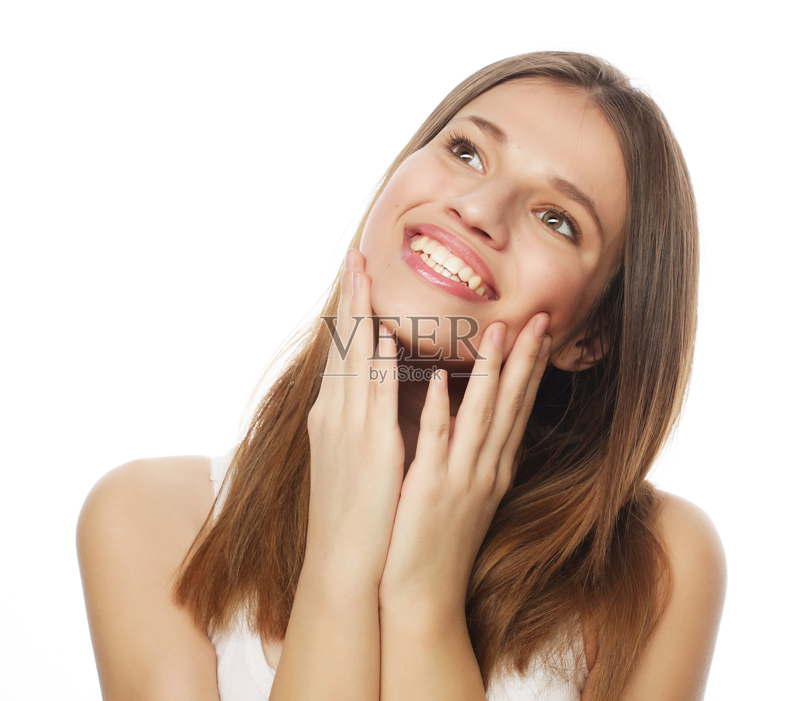 迷人的年轻女子微笑着向上看照片摄影图片