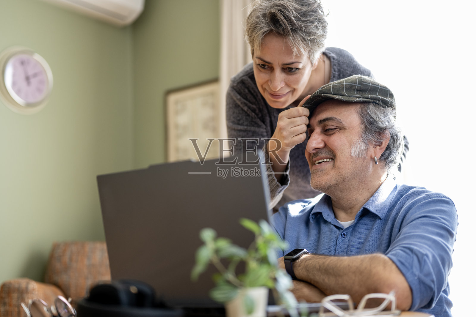 现代情侣进行视频通话照片摄影图片