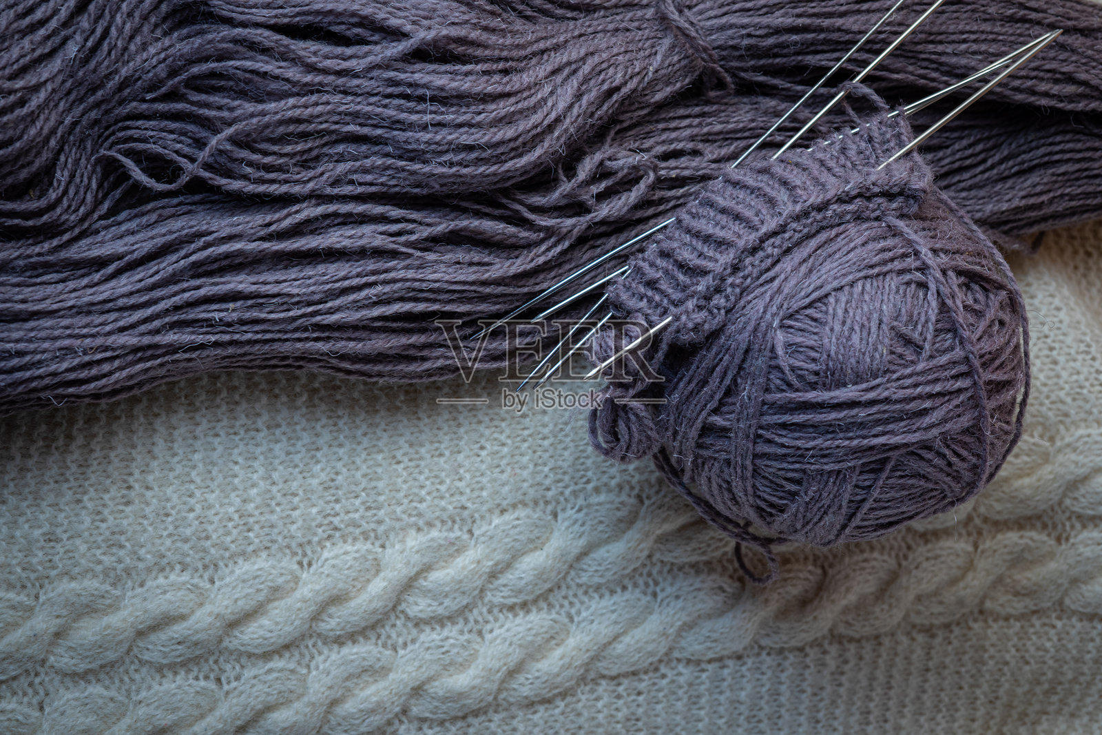 紫色羊毛和编织针照片摄影图片