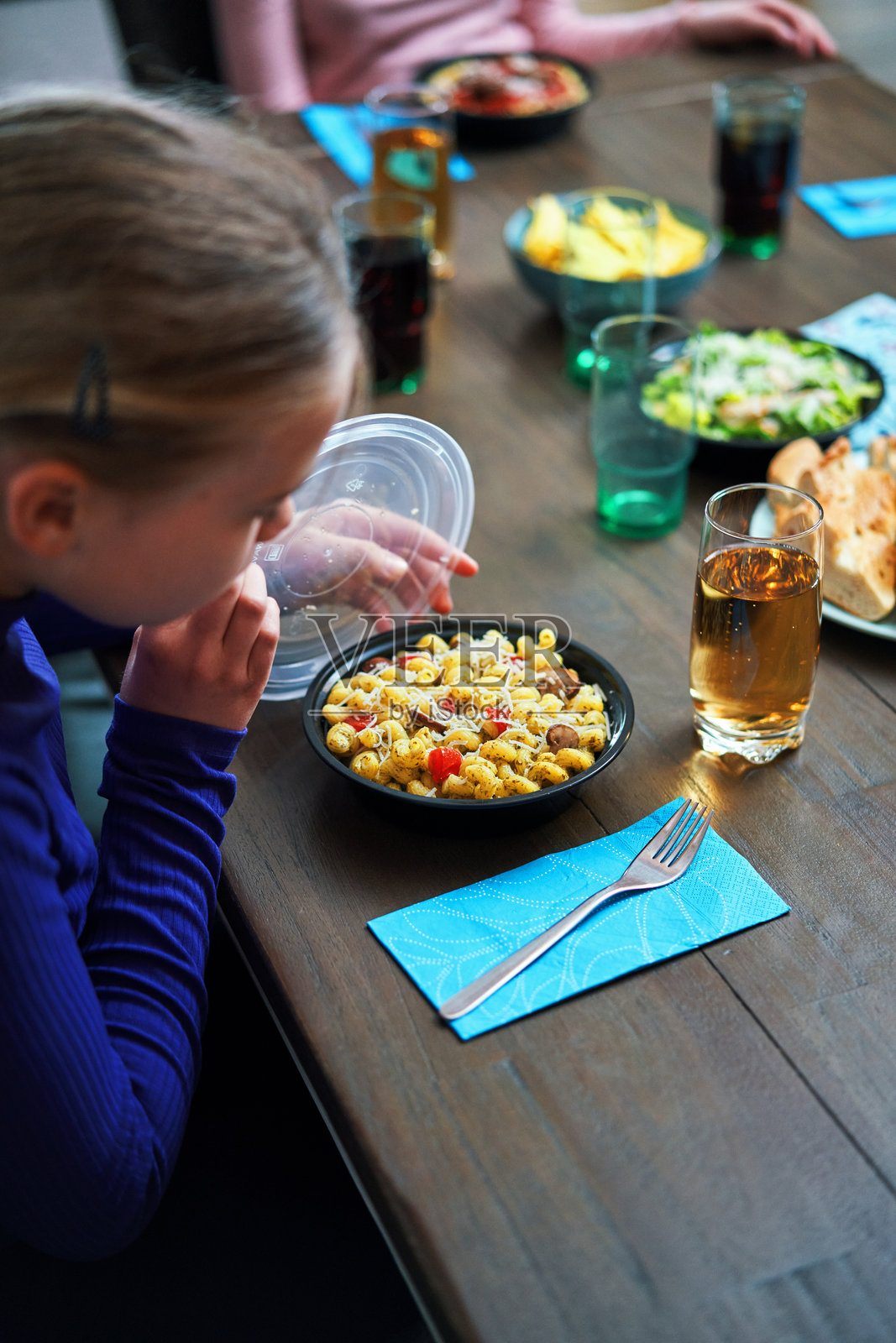 享用外卖餐食,如意面碗和烤鸡凯撒沙拉碗照片摄影图片