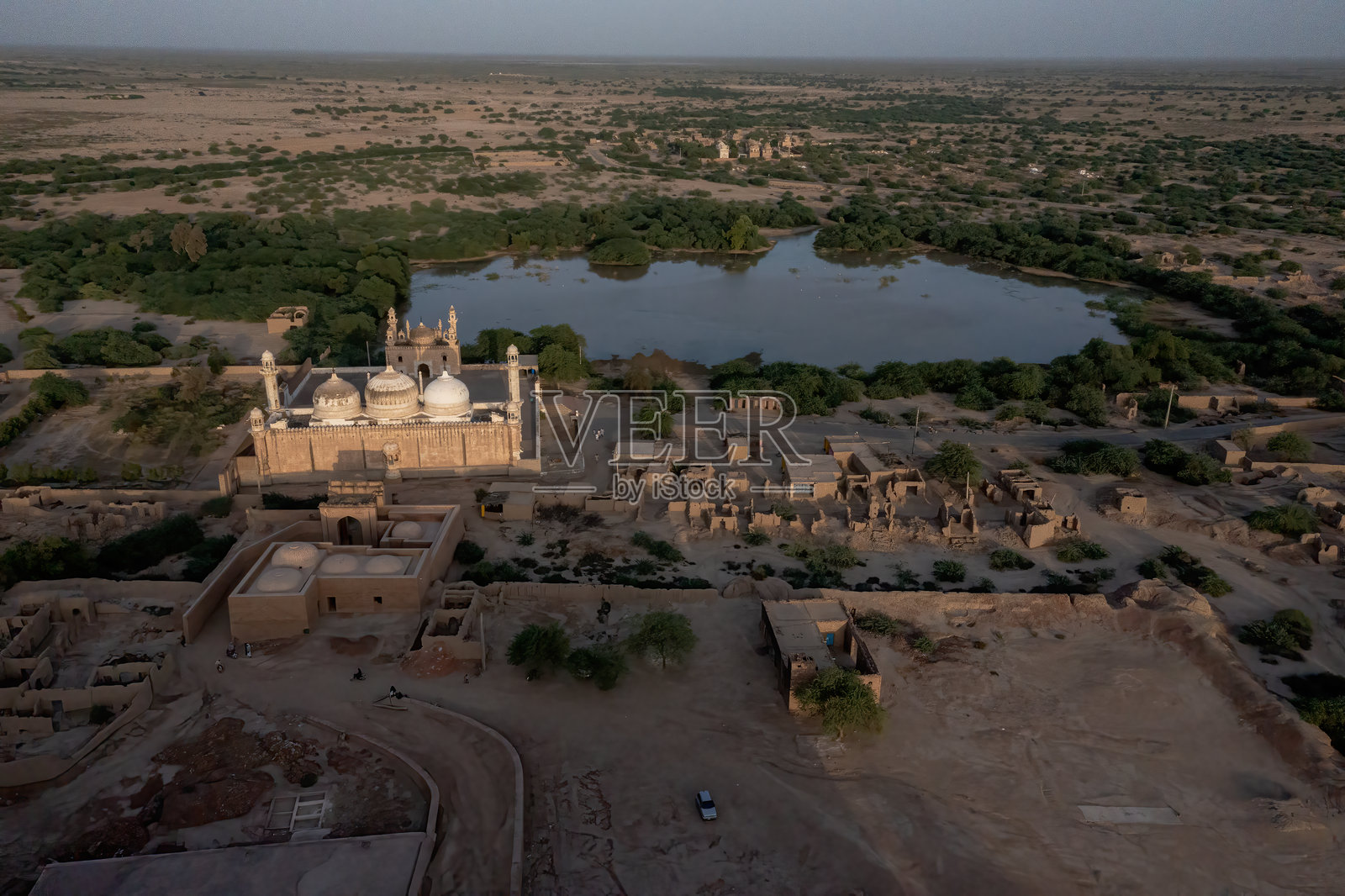 巴基斯坦旁遮普省巴哈瓦尔布尔德拉瓦尔的德拉瓦尔堡和阿巴西皇家清真寺的航拍图照片摄影图片