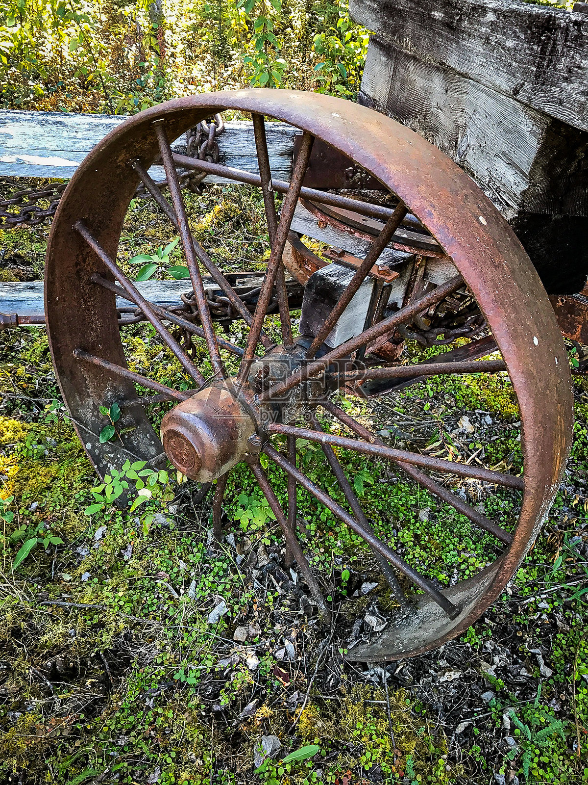 阿拉斯加内陆被遗弃的农用设备照片摄影图片