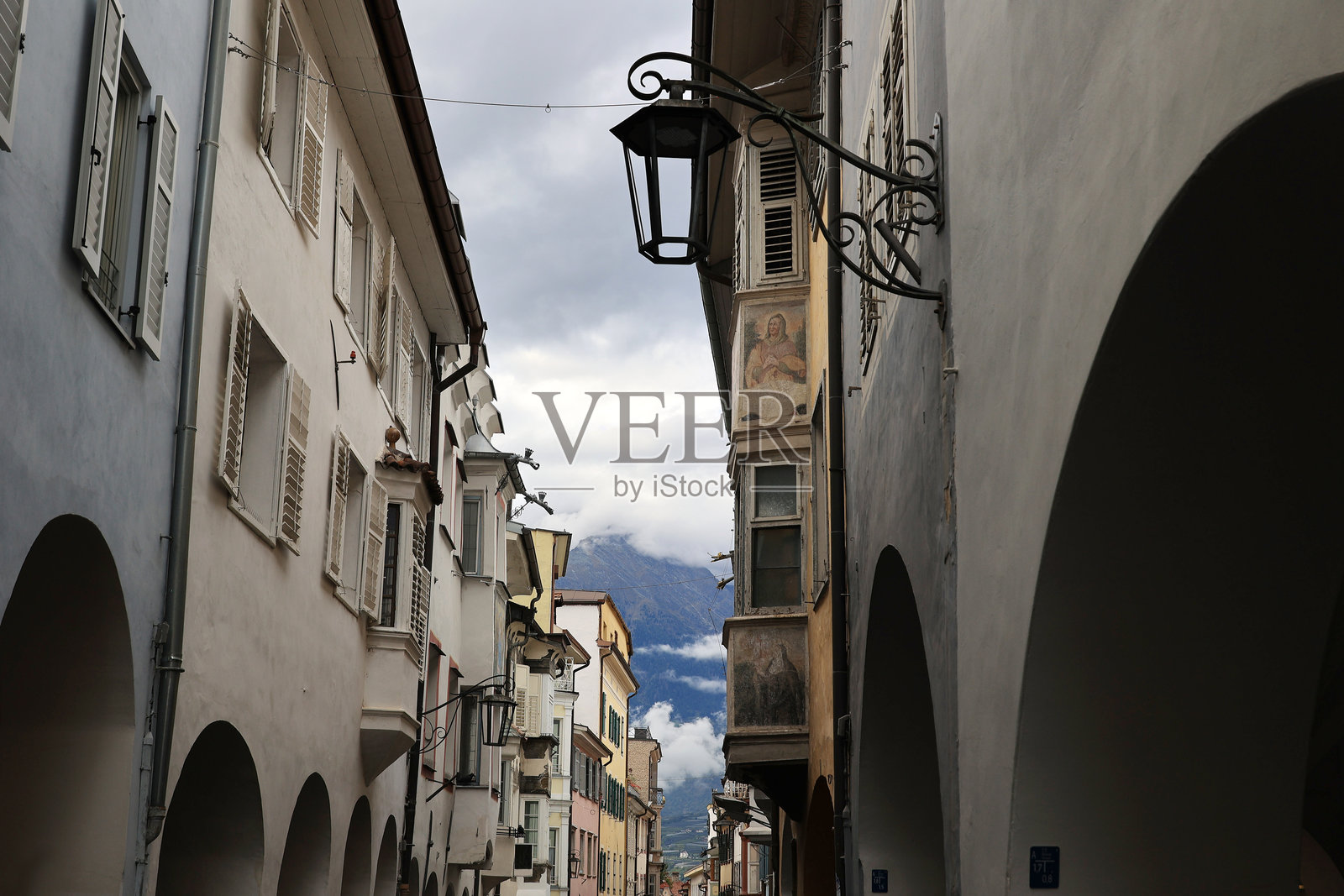 意大利南蒂罗尔小镇梅拉诺的历史悠久的巷子午后小巷照片摄影图片