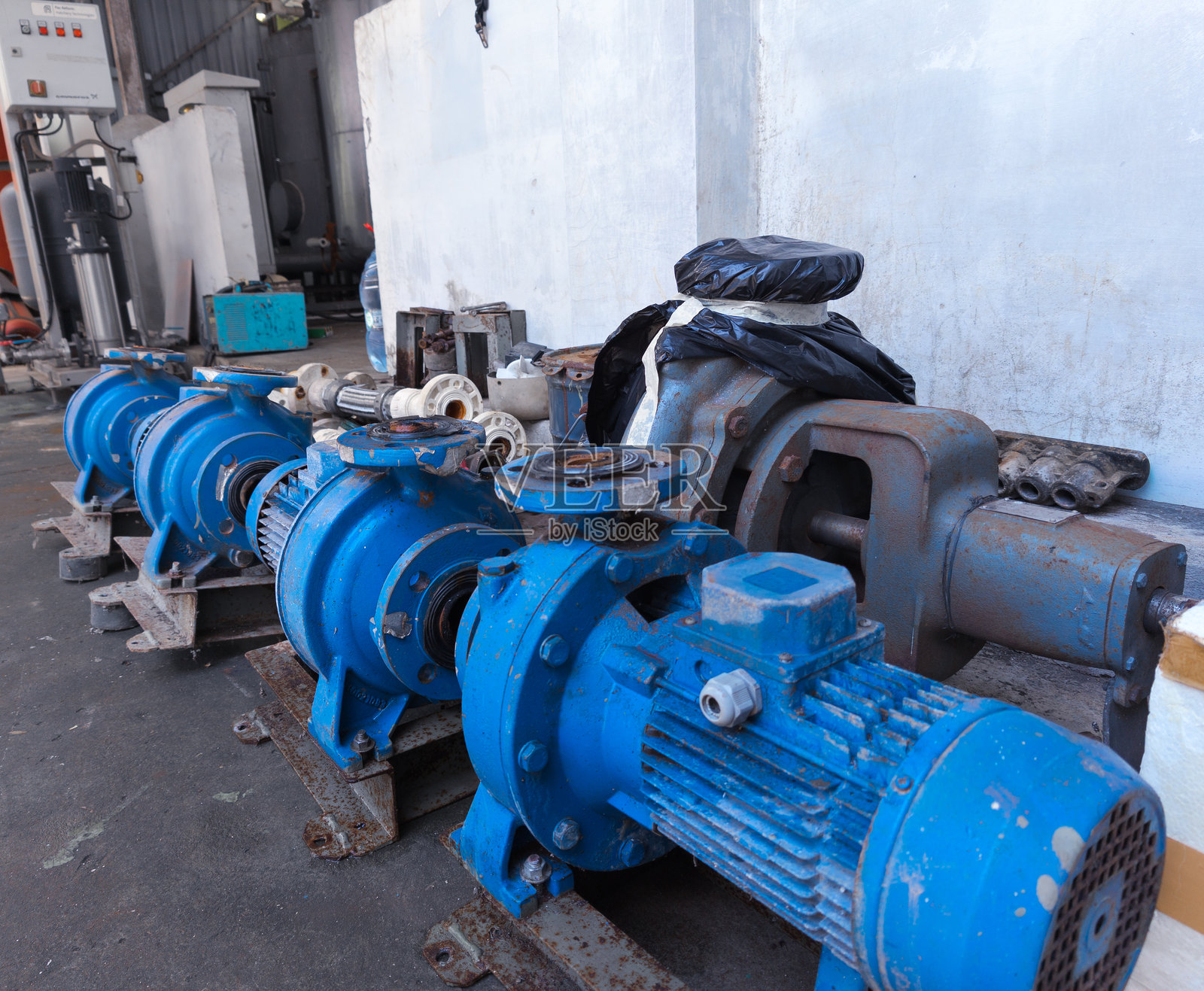 组装前的管道设备和水泵电机。照片摄影图片