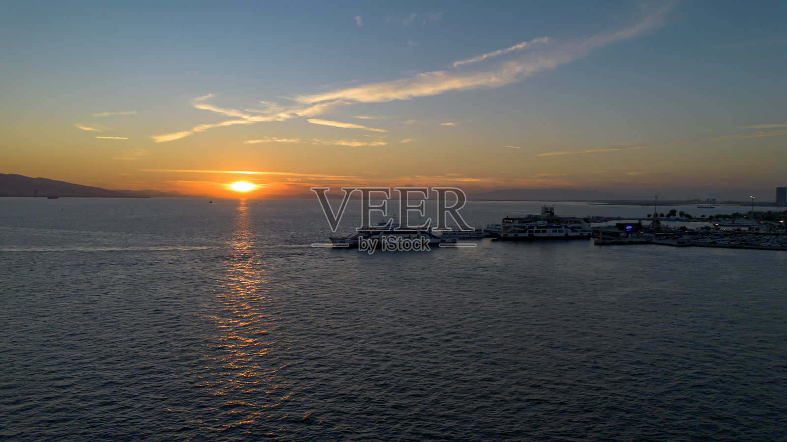 土耳其伊兹密尔,2025年11月6日,使用无人机拍摄的博斯坦利渡轮码头航拍视频照片摄影图片