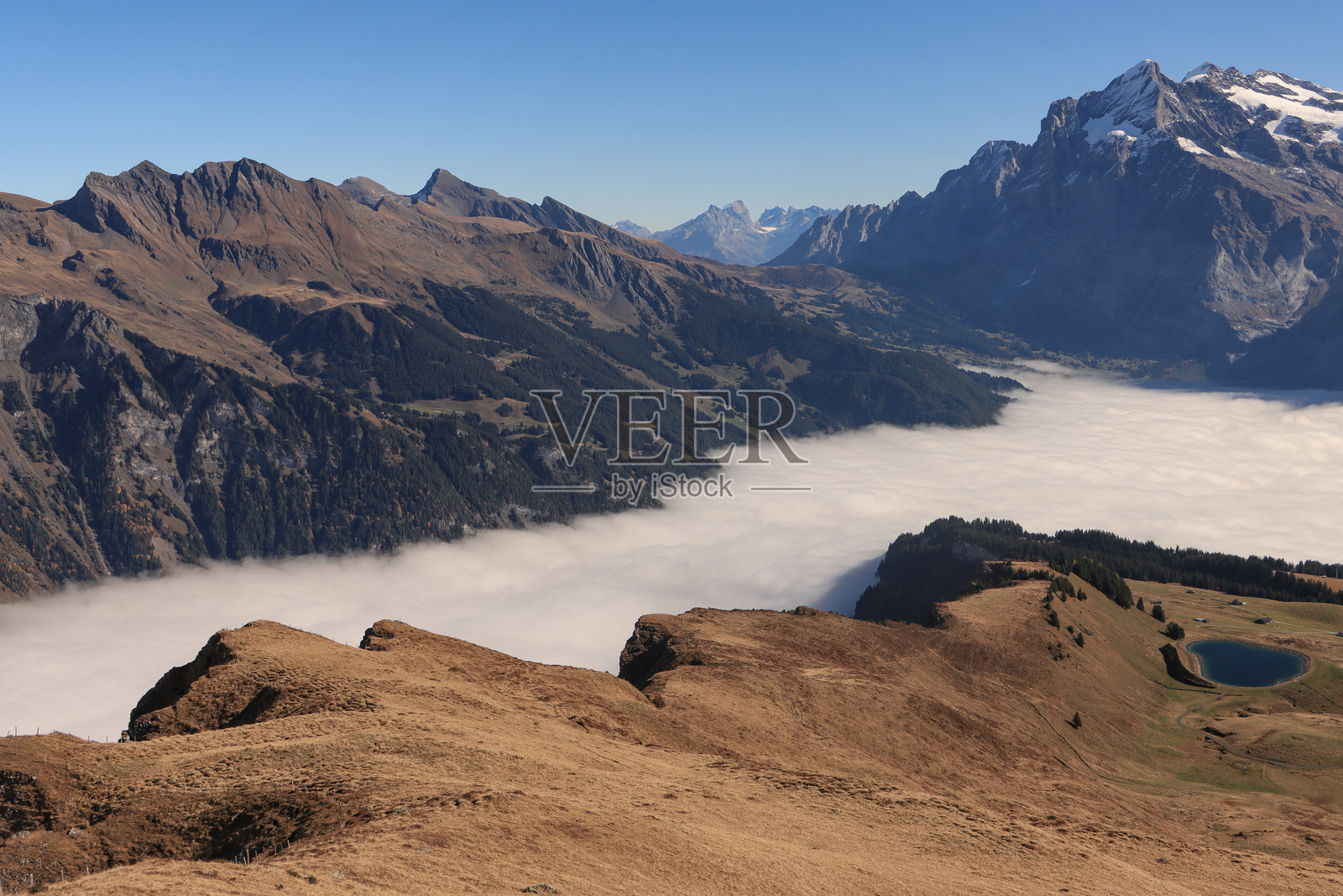浓雾与清晰的山峦照片摄影图片