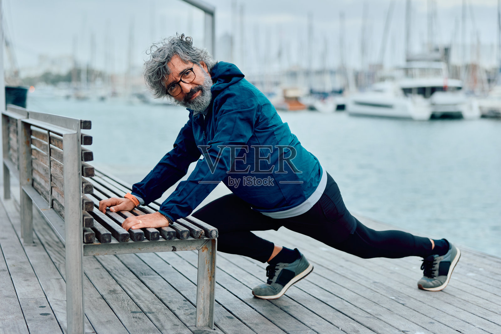 一位老年男子在海港户外伸展锻炼照片摄影图片