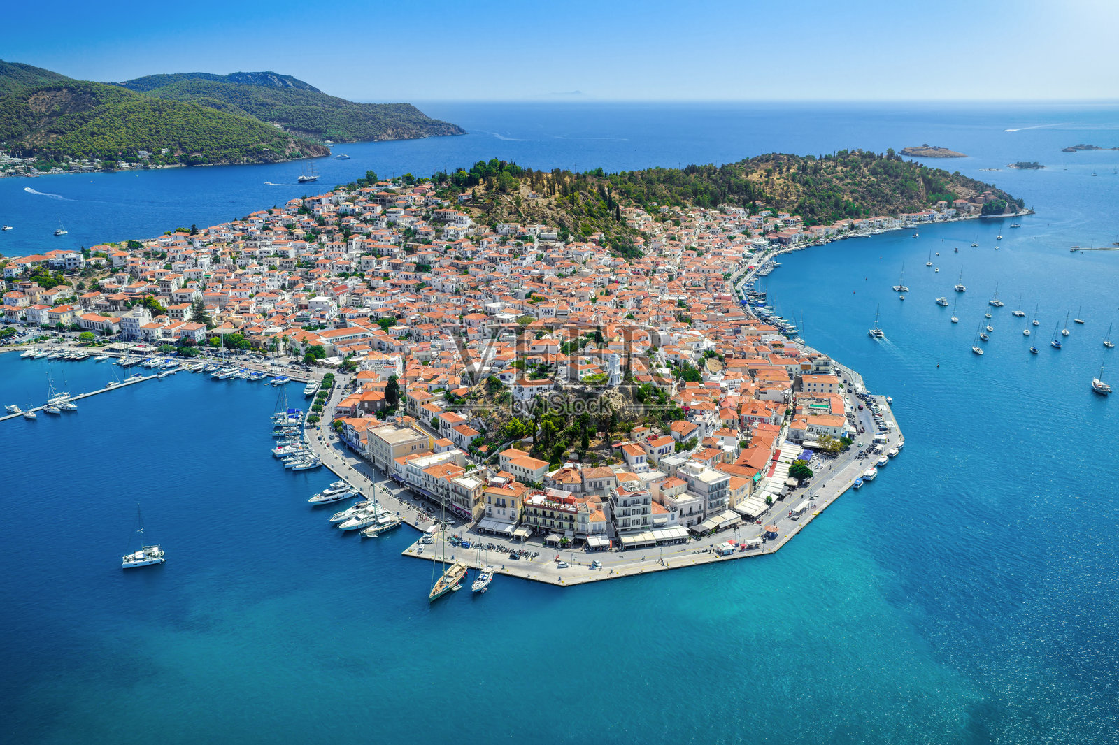 萨罗尼克湾波罗斯岛小镇的全景航拍图照片摄影图片