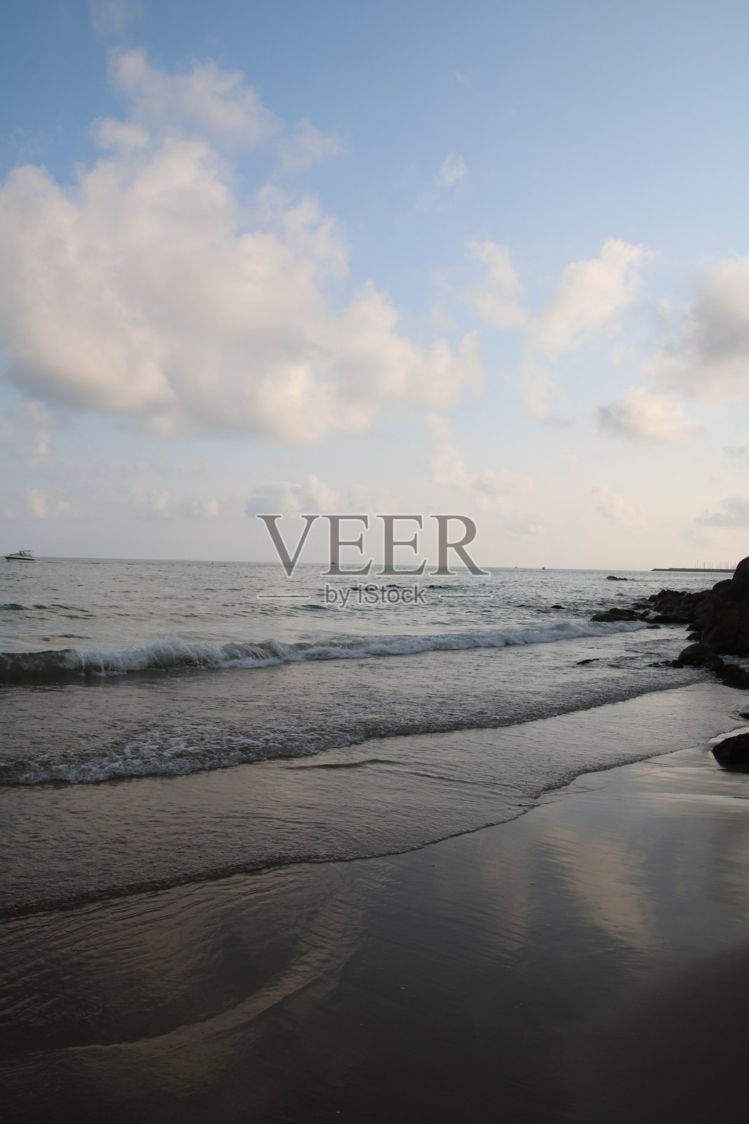 宁静海岸线上的晨曦照片摄影图片