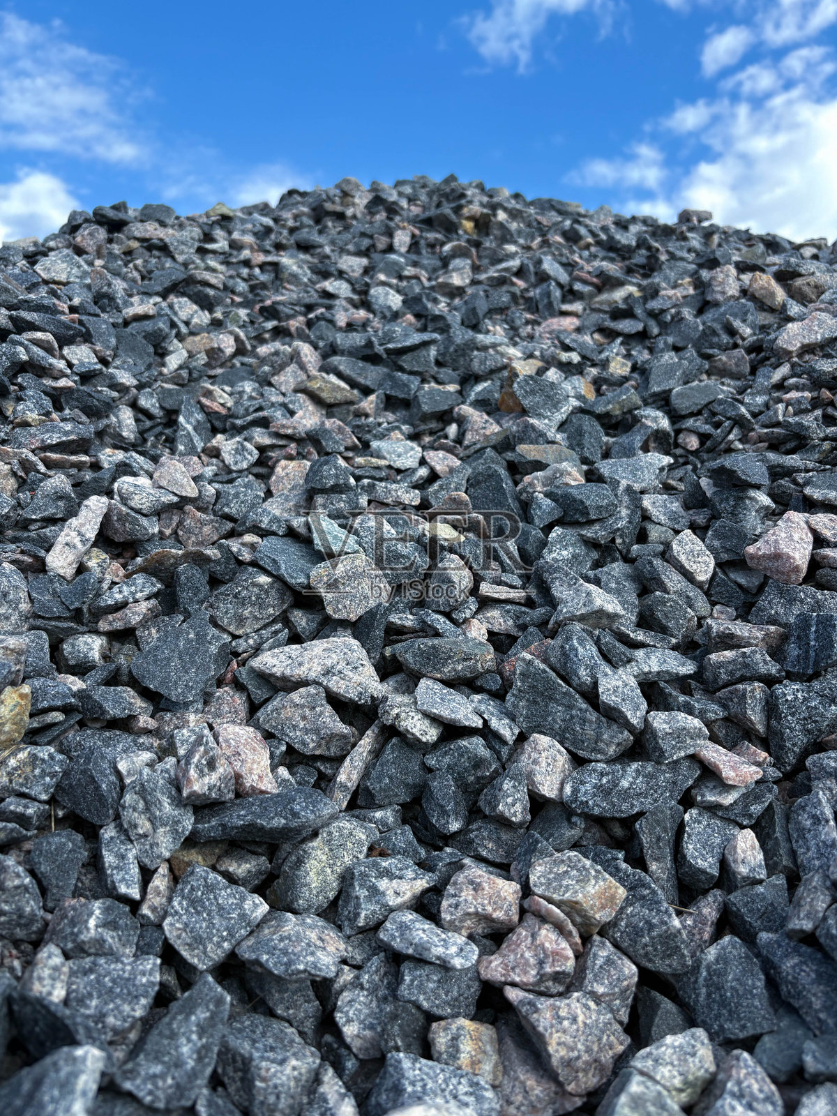 近距离拍摄一堆建筑垃圾,背景是蓝天。建筑材料配送。照片摄影图片