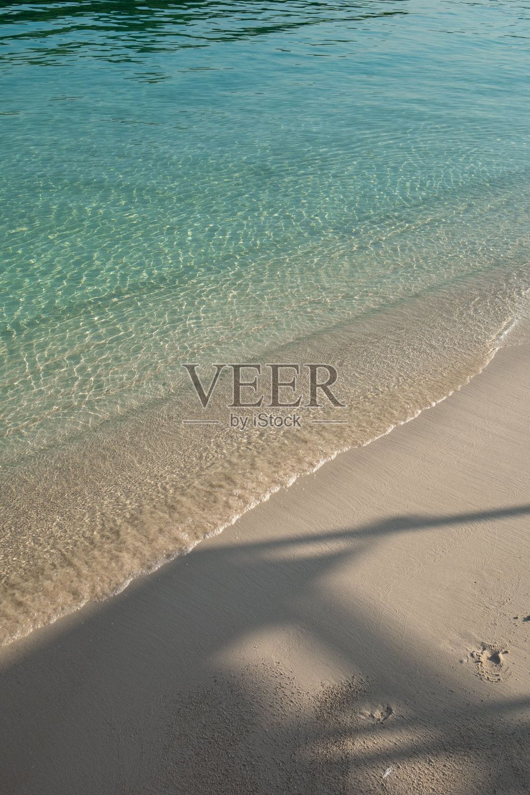 阿尔巴尼亚萨兰达卡萨米尔的绿松石色海浪与白色沙滩海岸线照片摄影图片