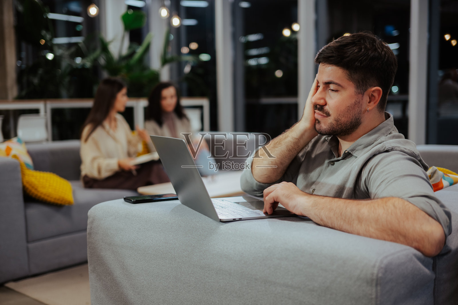 年轻的成年男子在夜间工作时感到疲倦照片摄影图片