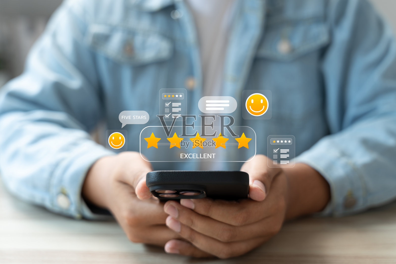 满意评价,一人使用智能手机给予五星好评,代表数字平台和在线业务的客户满意度、积极反馈和优质服务。照片摄影图片
