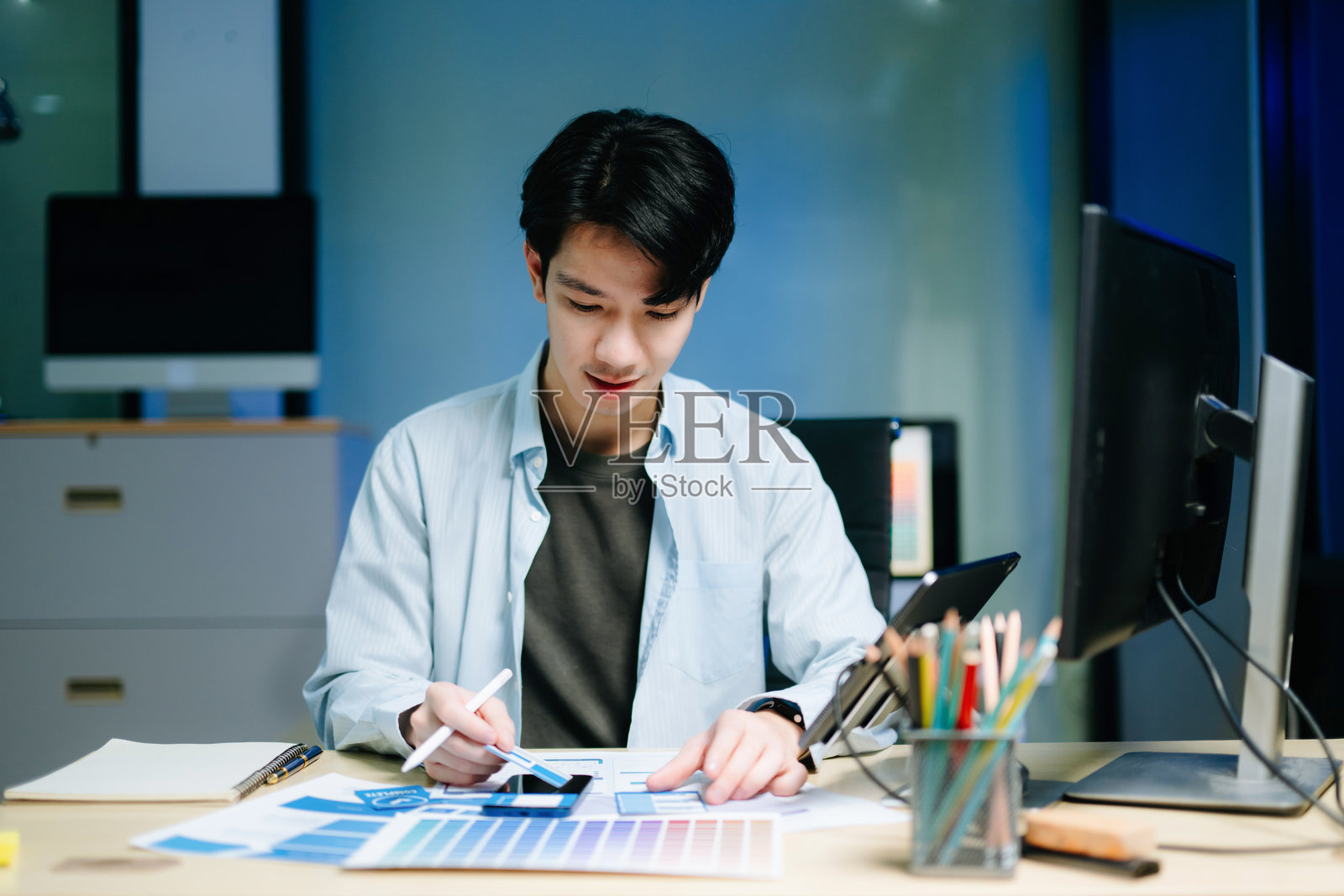 UX开发人员和UI设计师正在讨论具有客户简报和颜色代码的移动应用程序界面线框图设计照片摄影图片