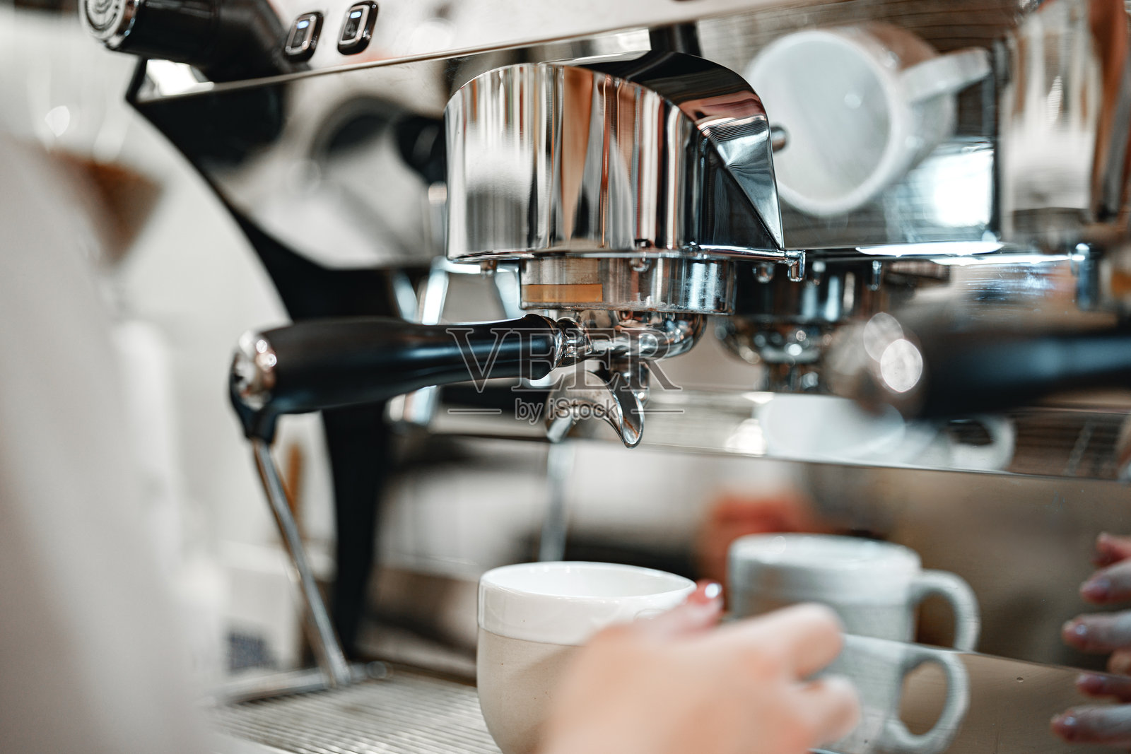 在繁忙的咖啡馆,早晨使用意式咖啡机制作咖啡照片摄影图片