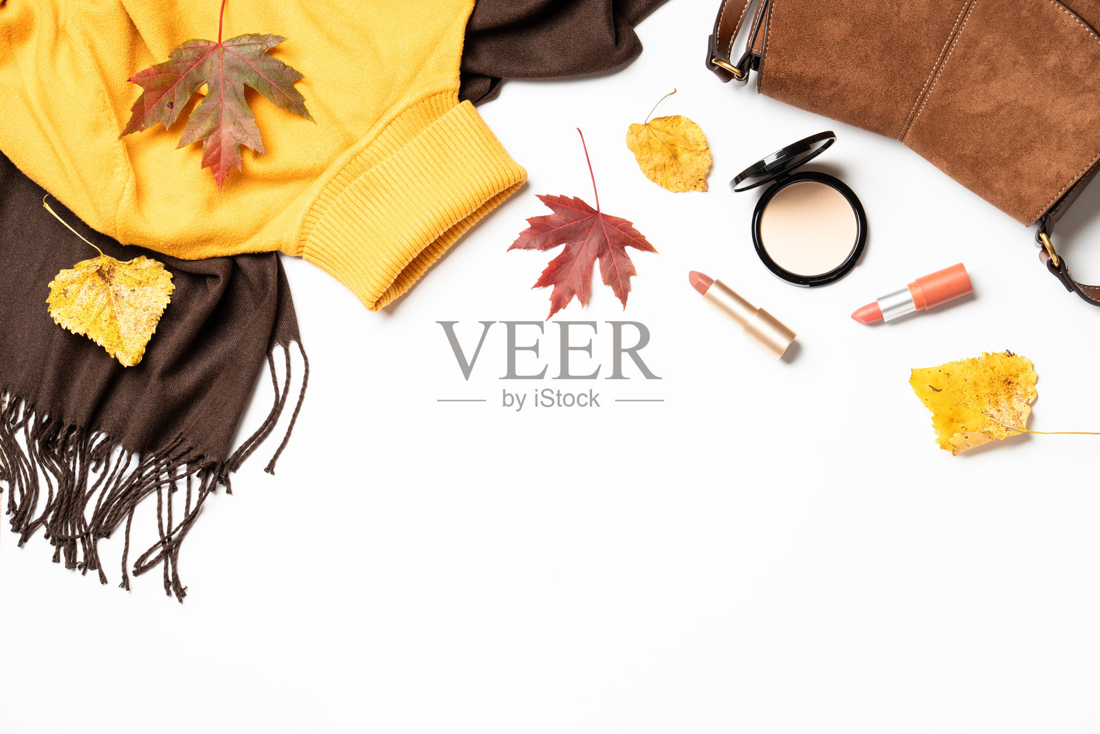 秋季服装、美妆产品和配饰,置于白色背景上。俯视平铺图像,留有设计空间。照片摄影图片