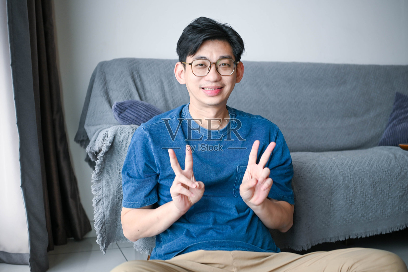 自信有抱负的亚洲商务男士在办公室里微笑着竖起大拇指,展现出职业成功和出色的工作表现。照片摄影图片