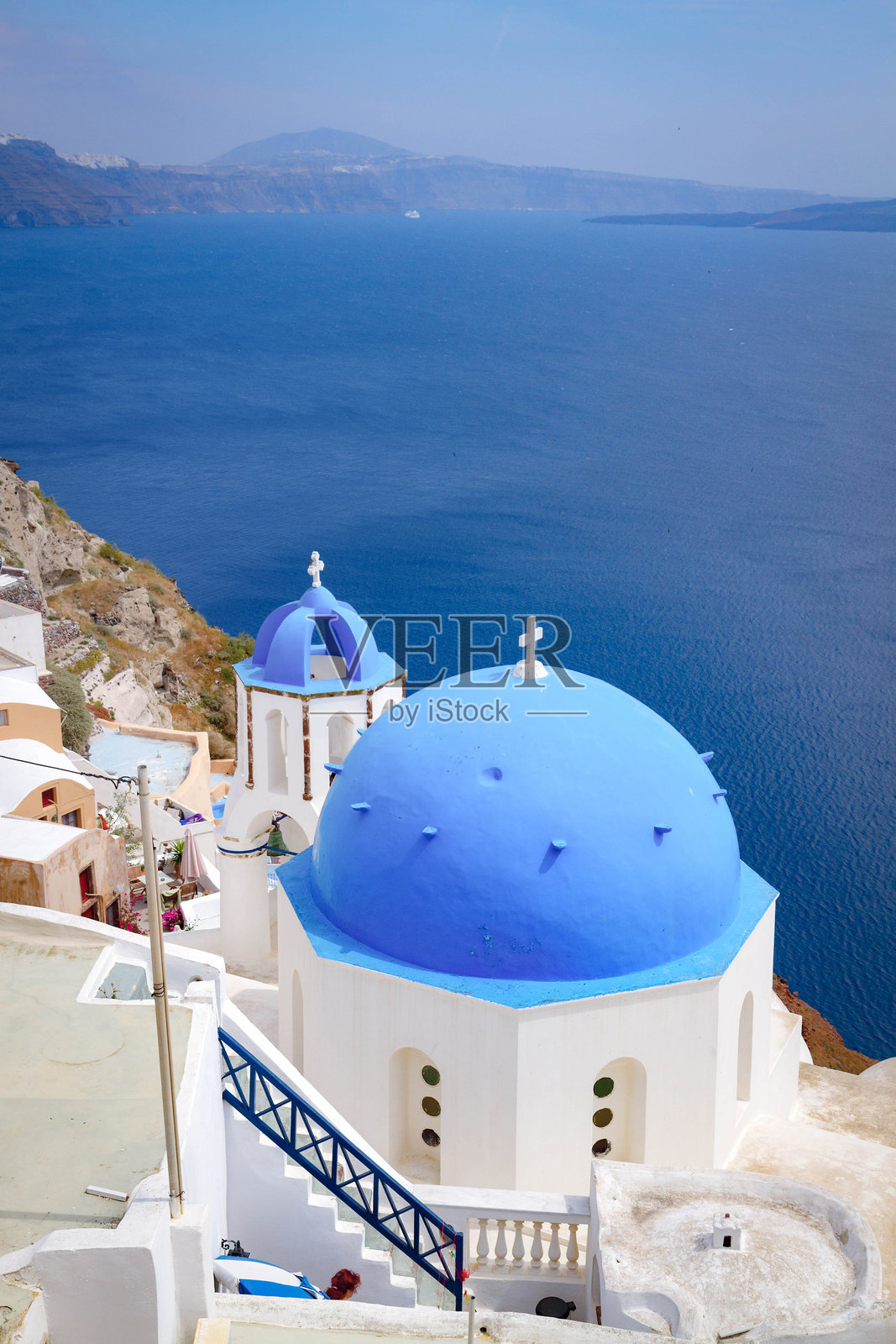 圣托里尼火山口景色,有蓝色圆顶照片摄影图片