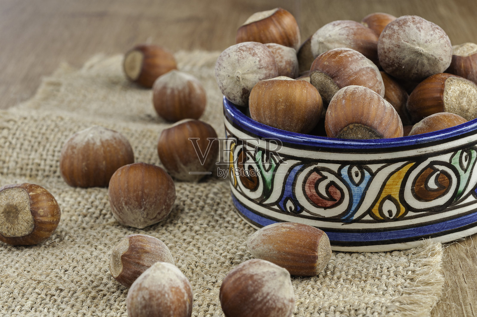 彩碗里的榛子照片摄影图片