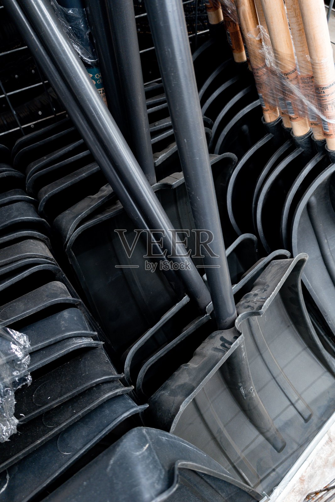 结实的黑色铲子摆放在商店过道,为户外项目和冬季除雪做好准备,置身于零售环境中照片摄影图片