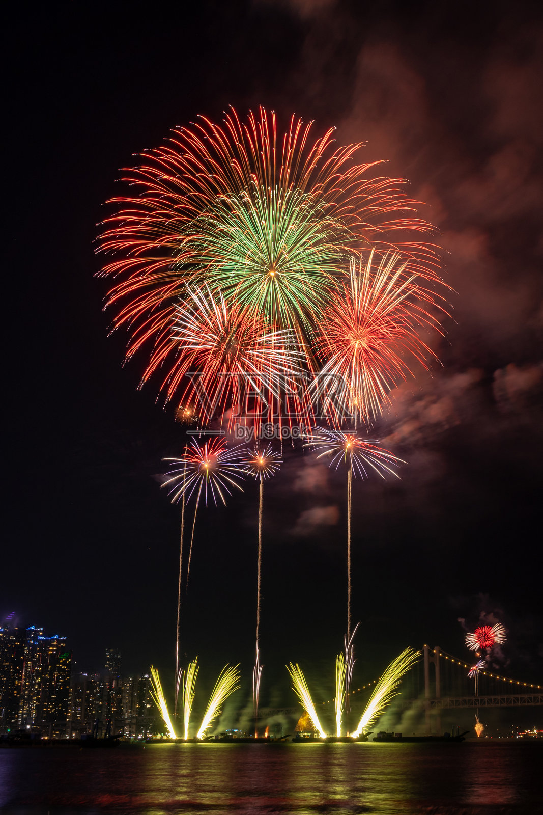 明亮美丽多彩的烟花在夜空中绽放。照片摄于韩国釜山。照片摄影图片