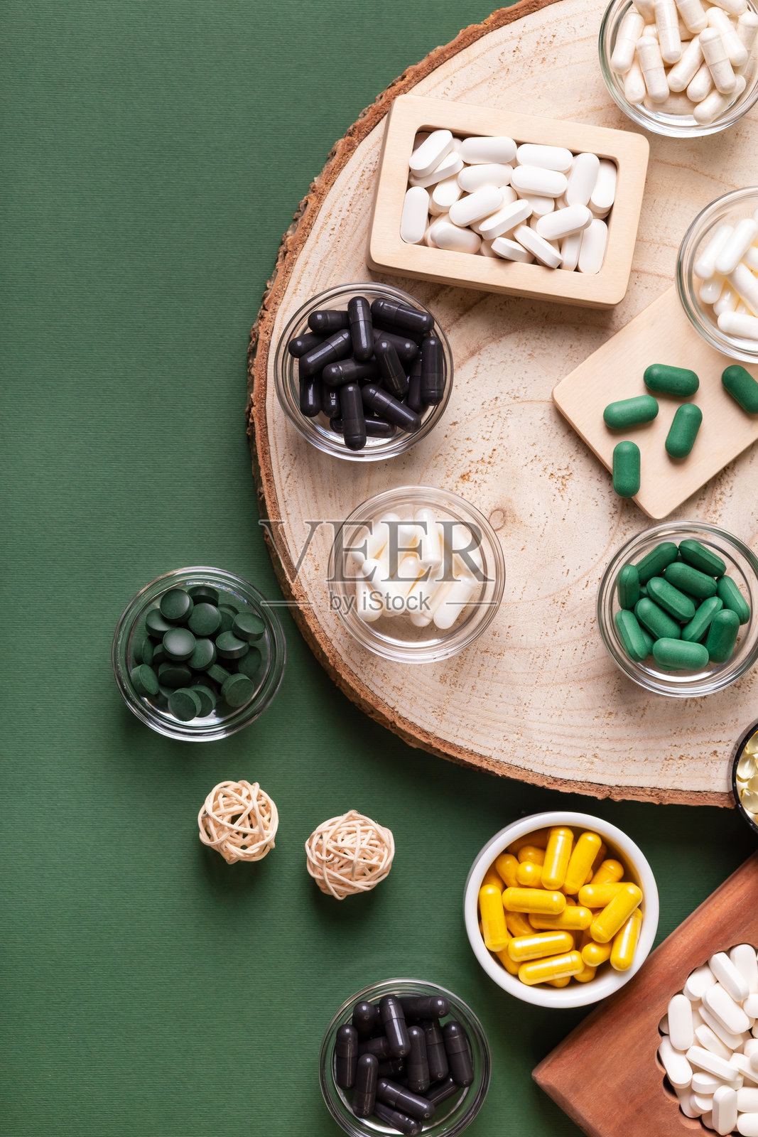 多种彩色维生素和矿物质,膳食补充剂,助提高免疫系统和支持人体健康的各类药丸和药片。照片摄影图片