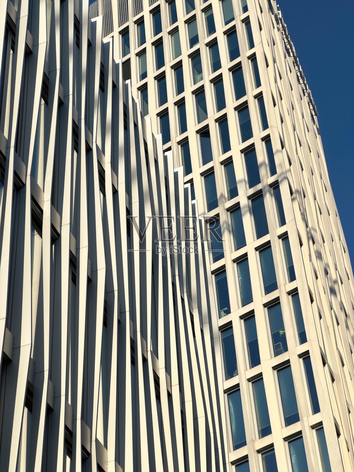 低角度城市景观,俯瞰当代建筑照片摄影图片