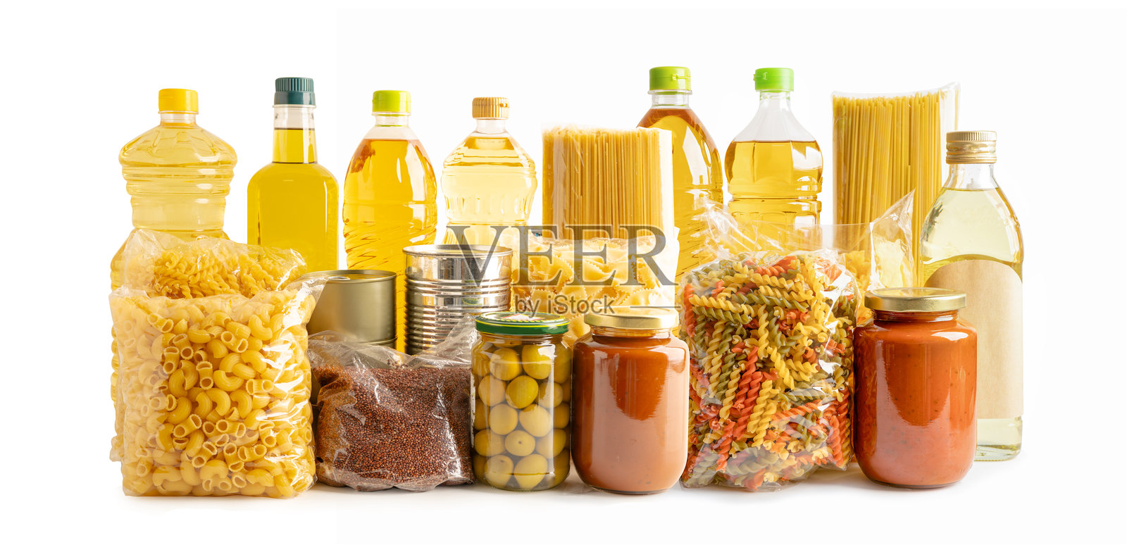 用于捐赠、储存和运输的食品。纸箱里装着各种食物、意大利面、食用油和罐头食品。照片摄影图片