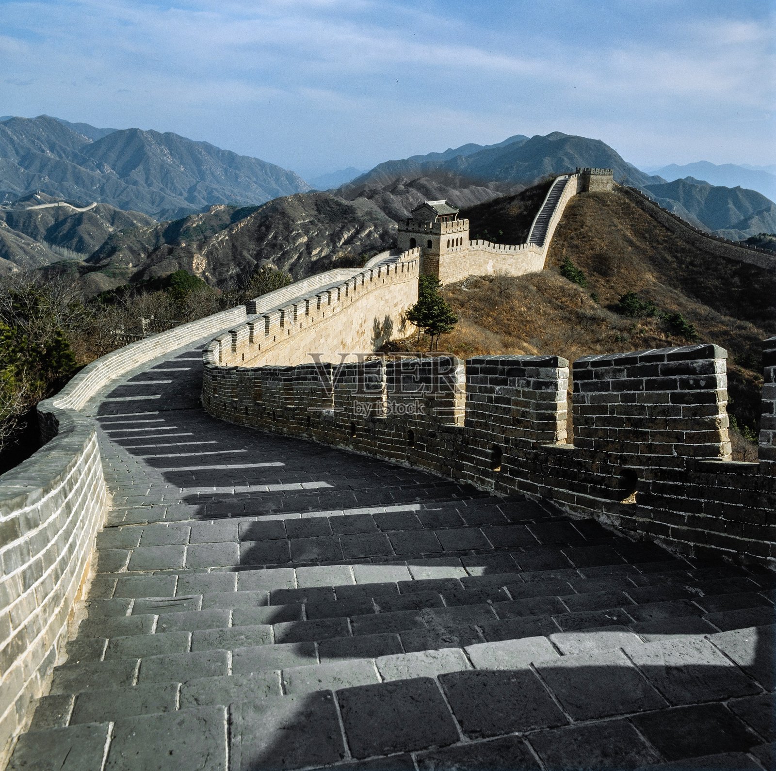 长城是中国历史悠久的防御工事,为保护中国各州和帝国免受入侵和袭击而建。照片摄影图片