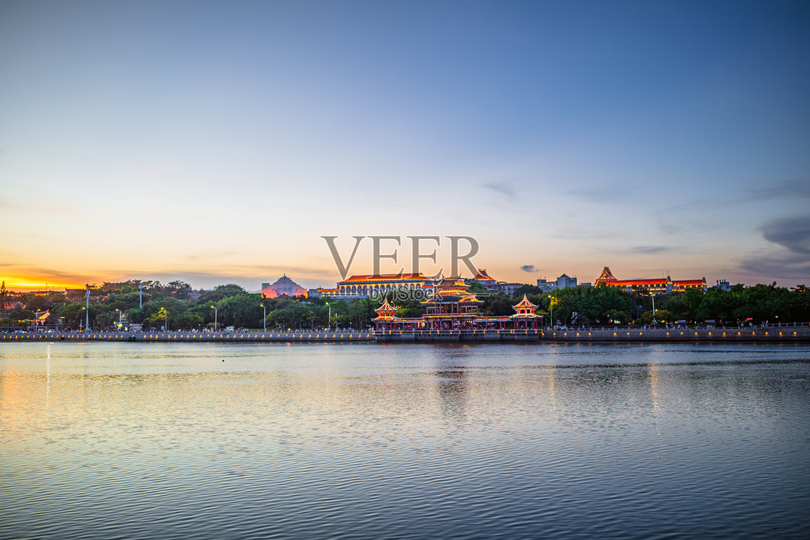 夕阳下的湖畔古建筑群照片摄影图片