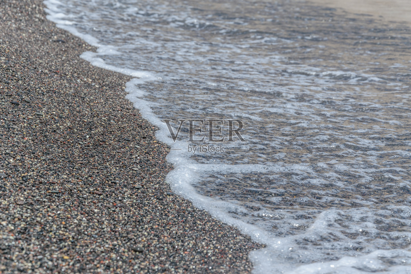 希腊圣托里尼岛,基克拉泽斯群岛,佩里萨海滩的黑色火山沙照片摄影图片