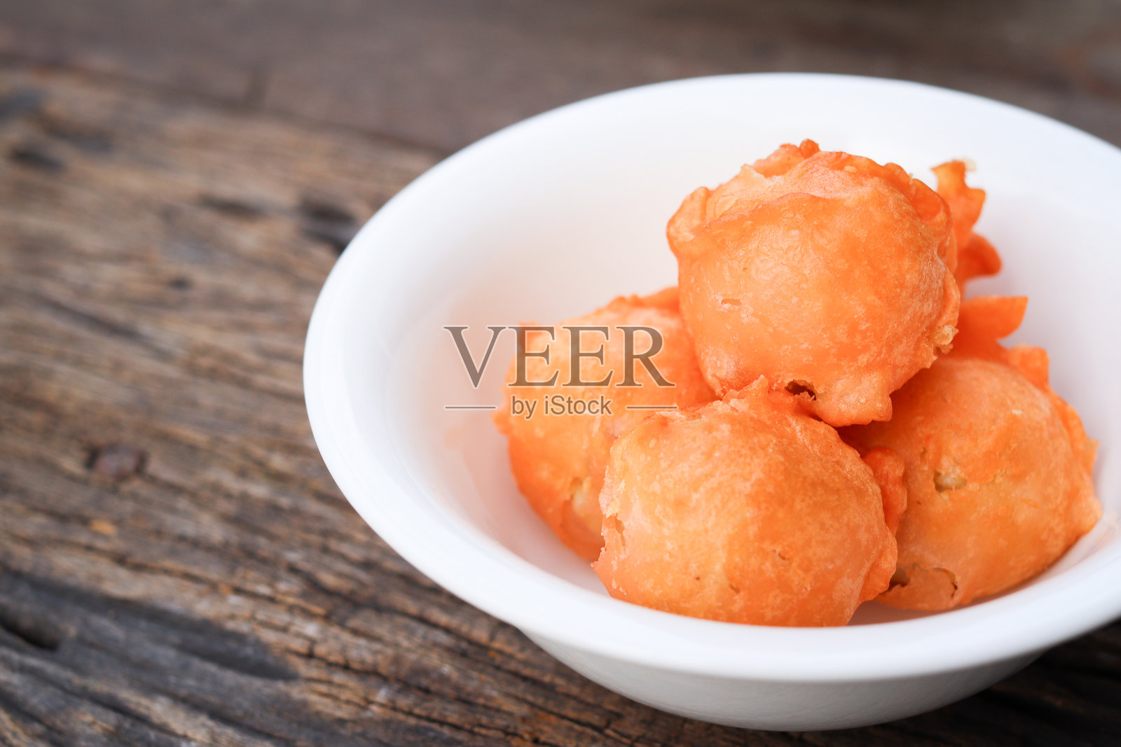 木质背景上的酥脆小吃肉丸照片摄影图片