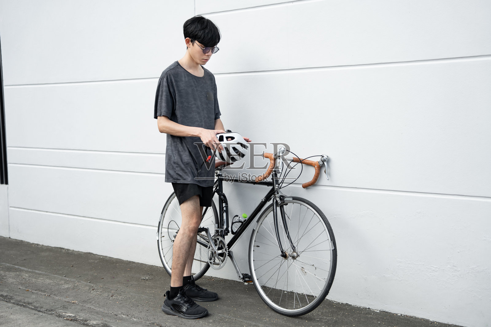 年轻亚洲男性骑自行车照片摄影图片