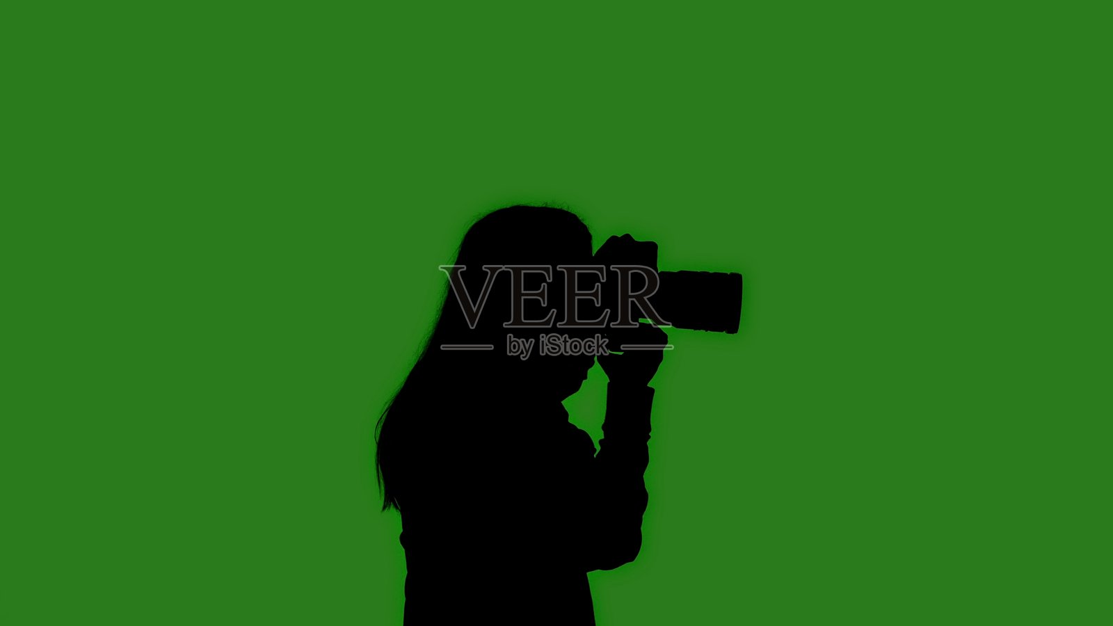 一个女人带着相机在绿色抠像背景上的黑色孤立剪影照片摄影图片