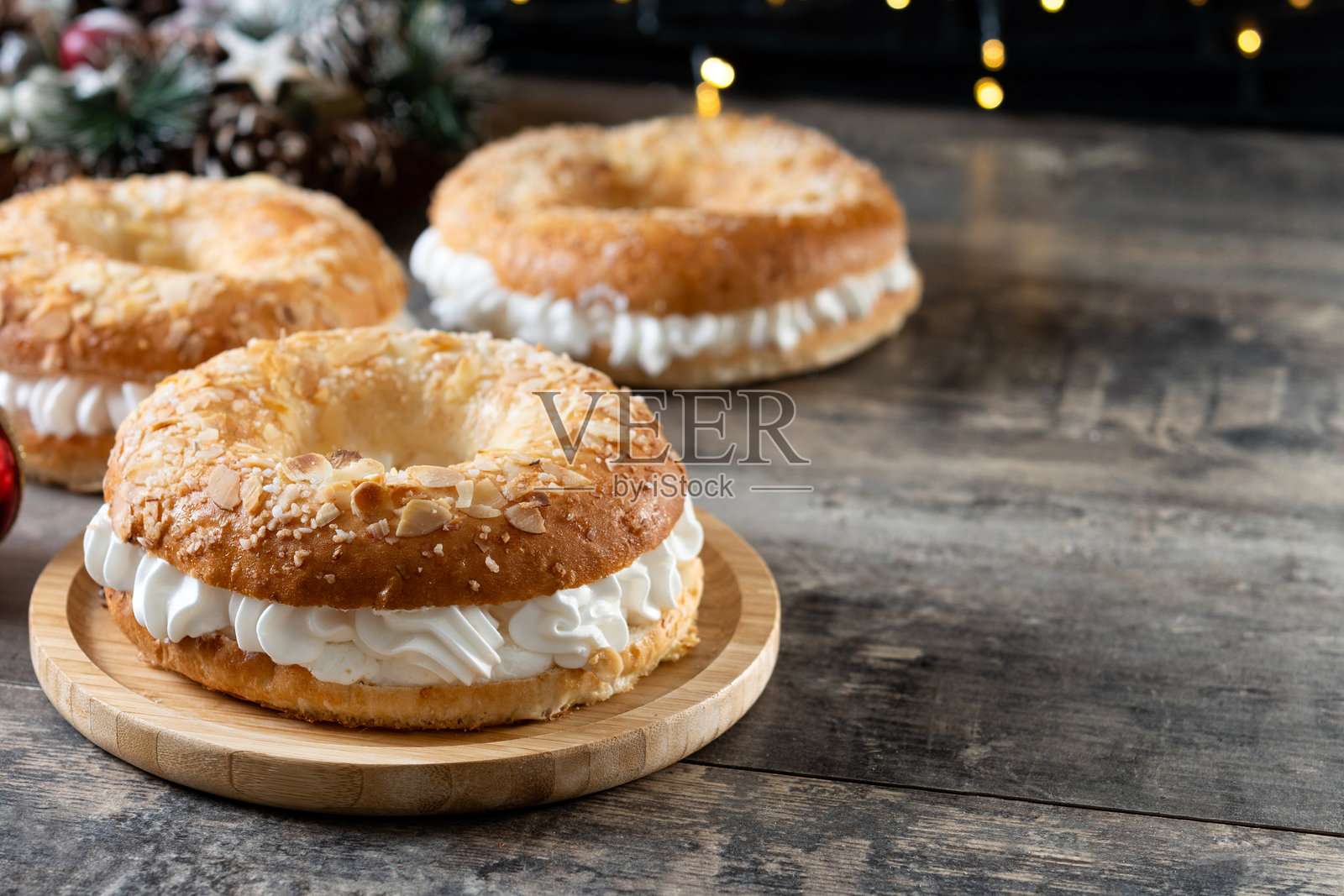 特写镜头:传统西班牙国王蛋糕,内填鲜奶油,顶部装饰有杏仁片和糖照片摄影图片