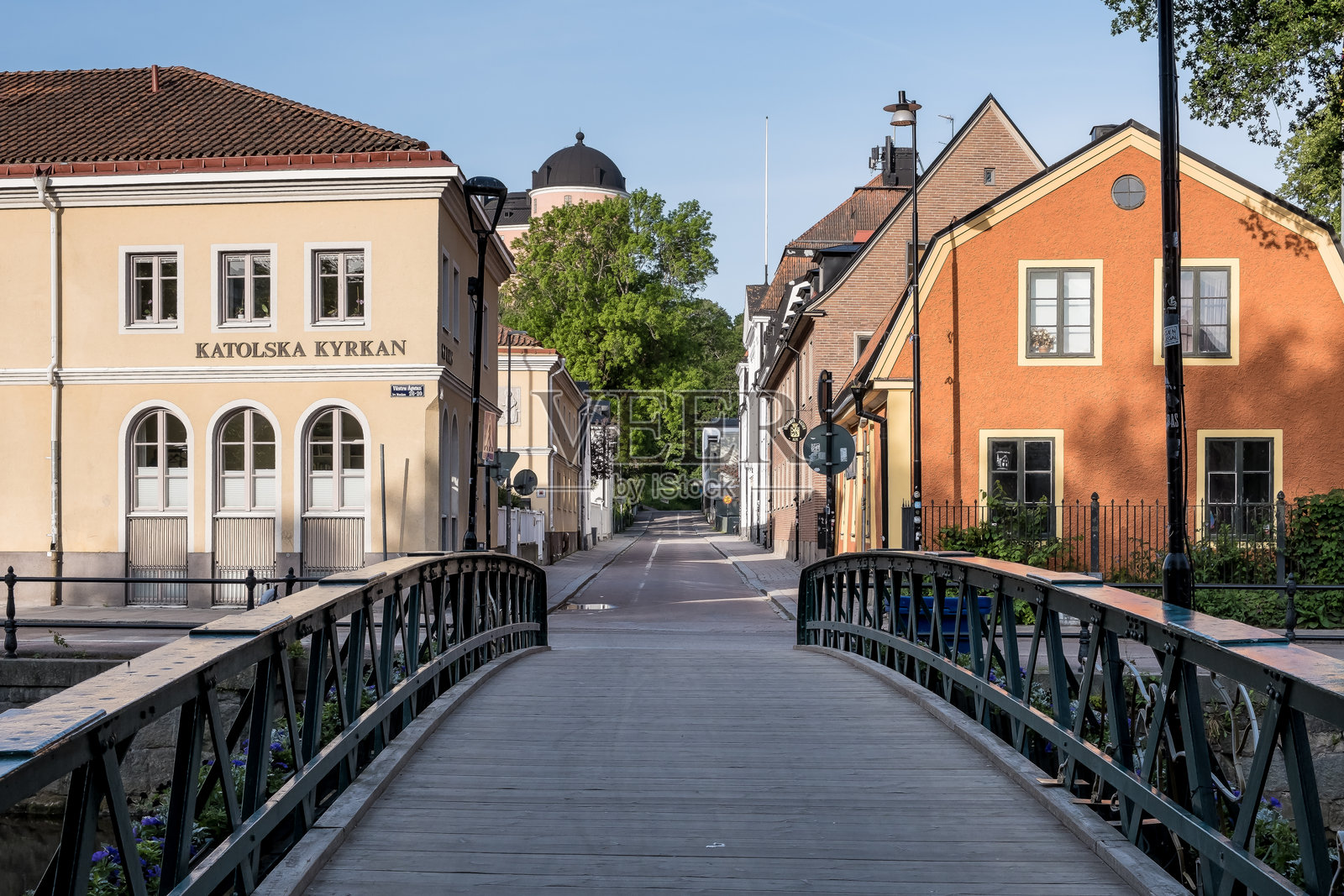 瑞典乌普萨拉的Västgöta Nation和Fyris河的城市景观照片摄影图片