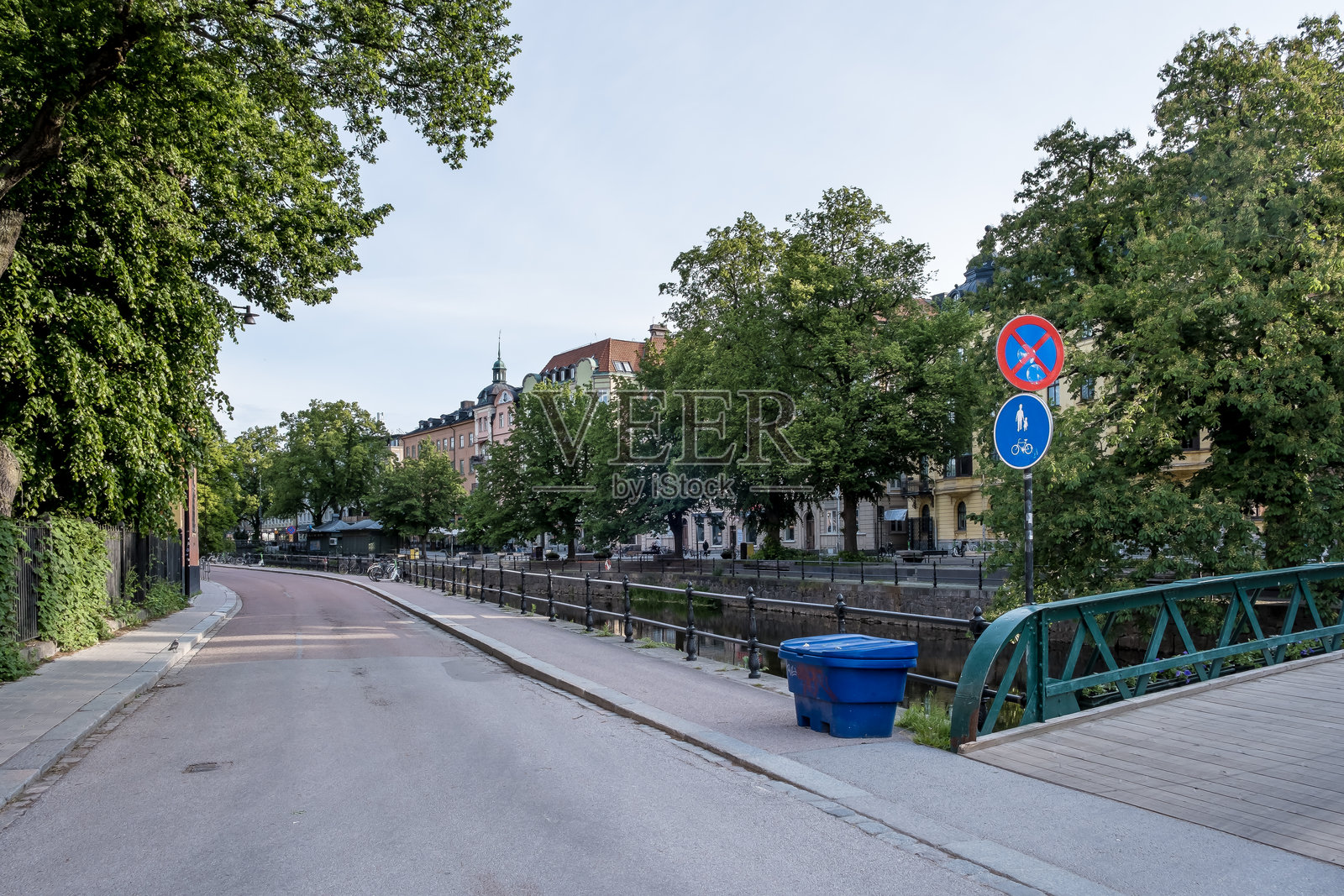 瑞典乌普萨拉市中心沿菲里斯河的景色照片摄影图片