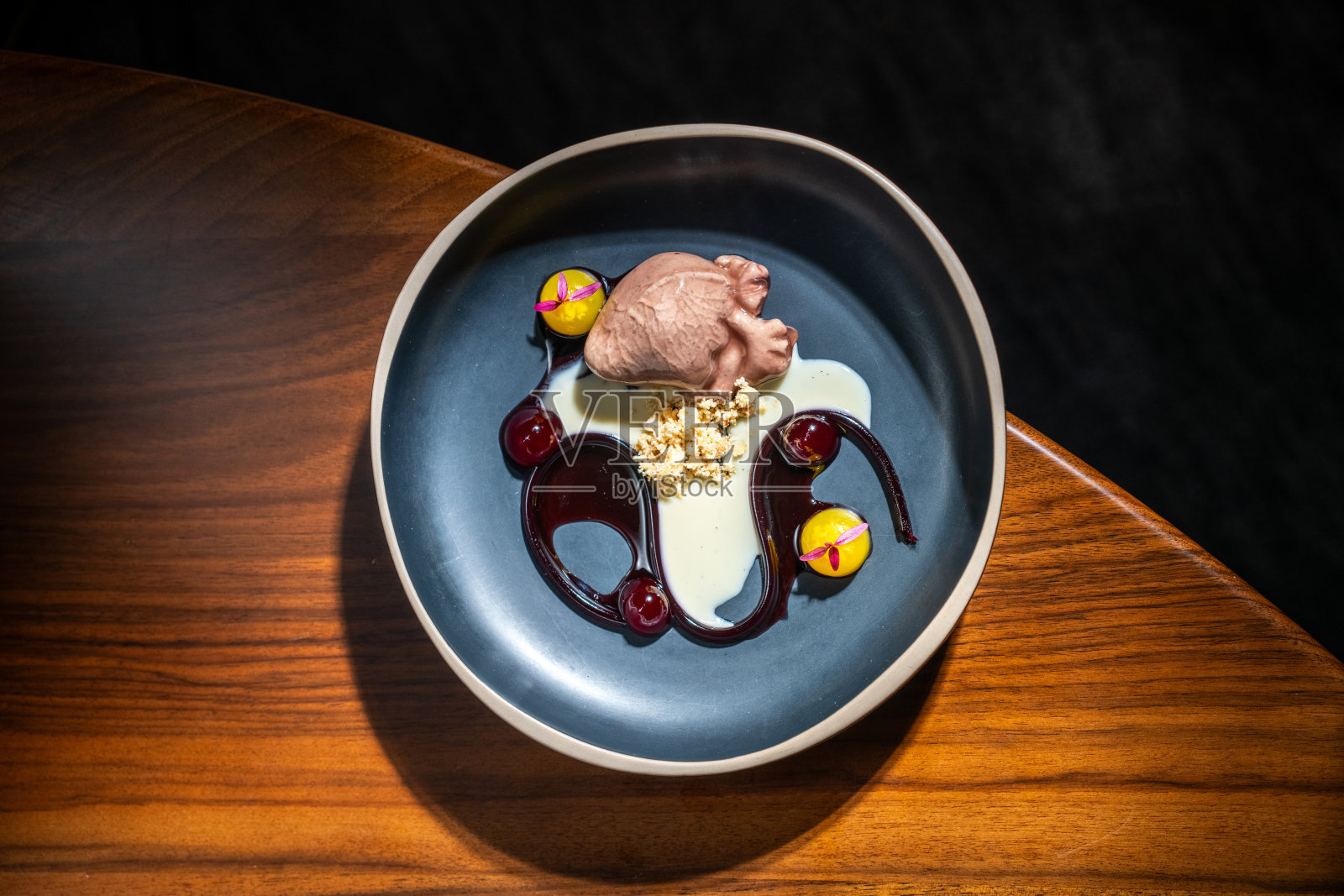 精美巧克力甜点,形状如解剖学上的心脏照片摄影图片