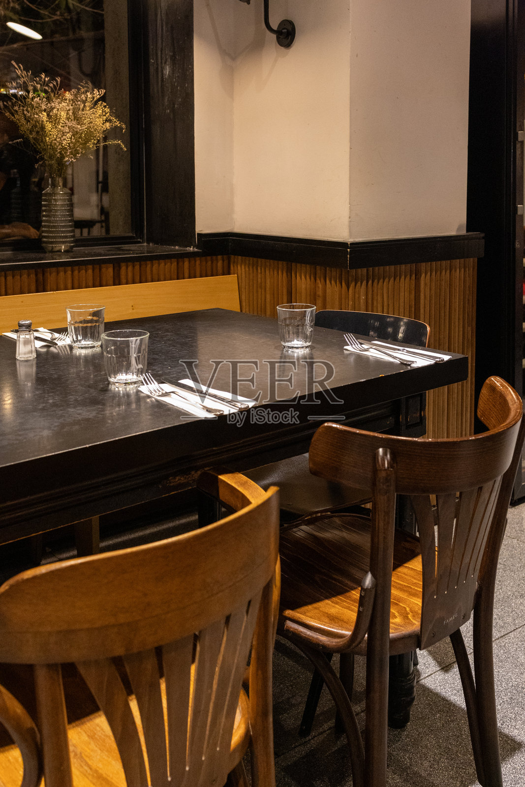 空餐厅木椅桌照片摄影图片