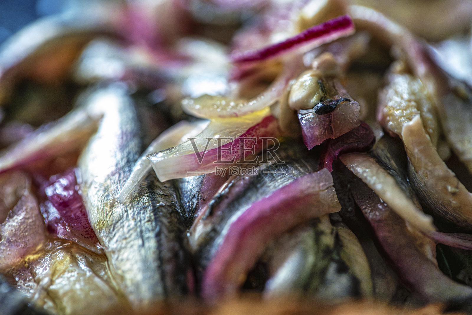 酸甜腌鳀鱼照片摄影图片