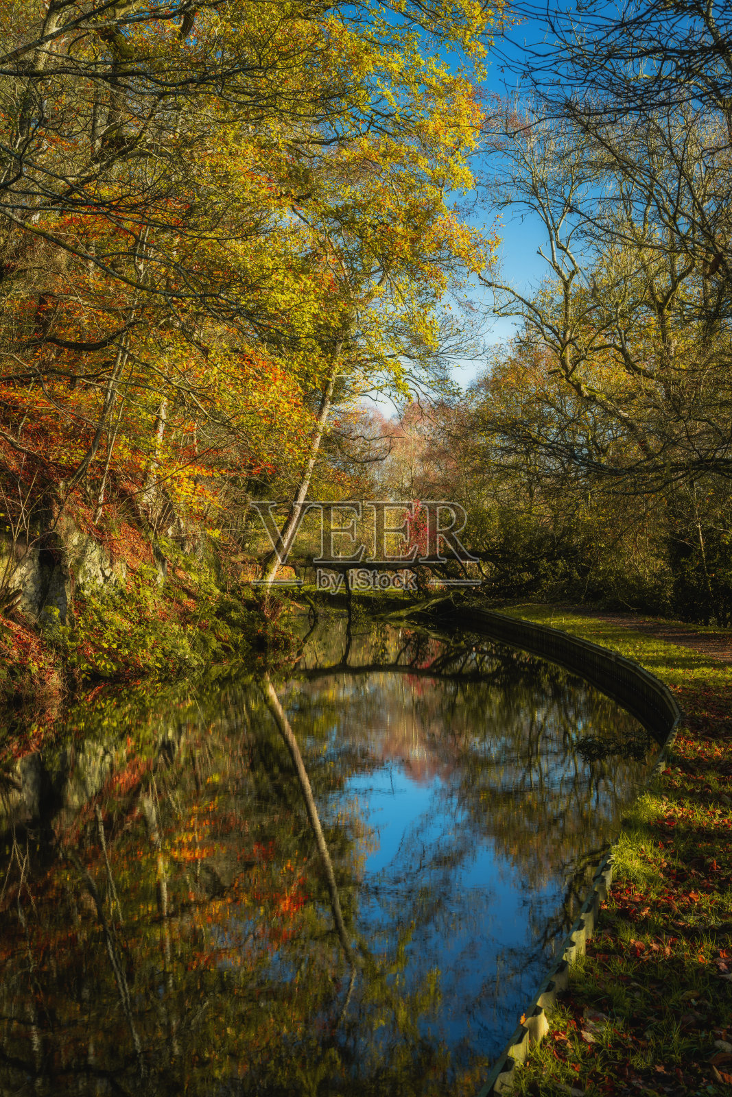 风暴“克劳迪娅”对斯塔福德郡卡尔登运河利克支线造成的损害。照片摄影图片