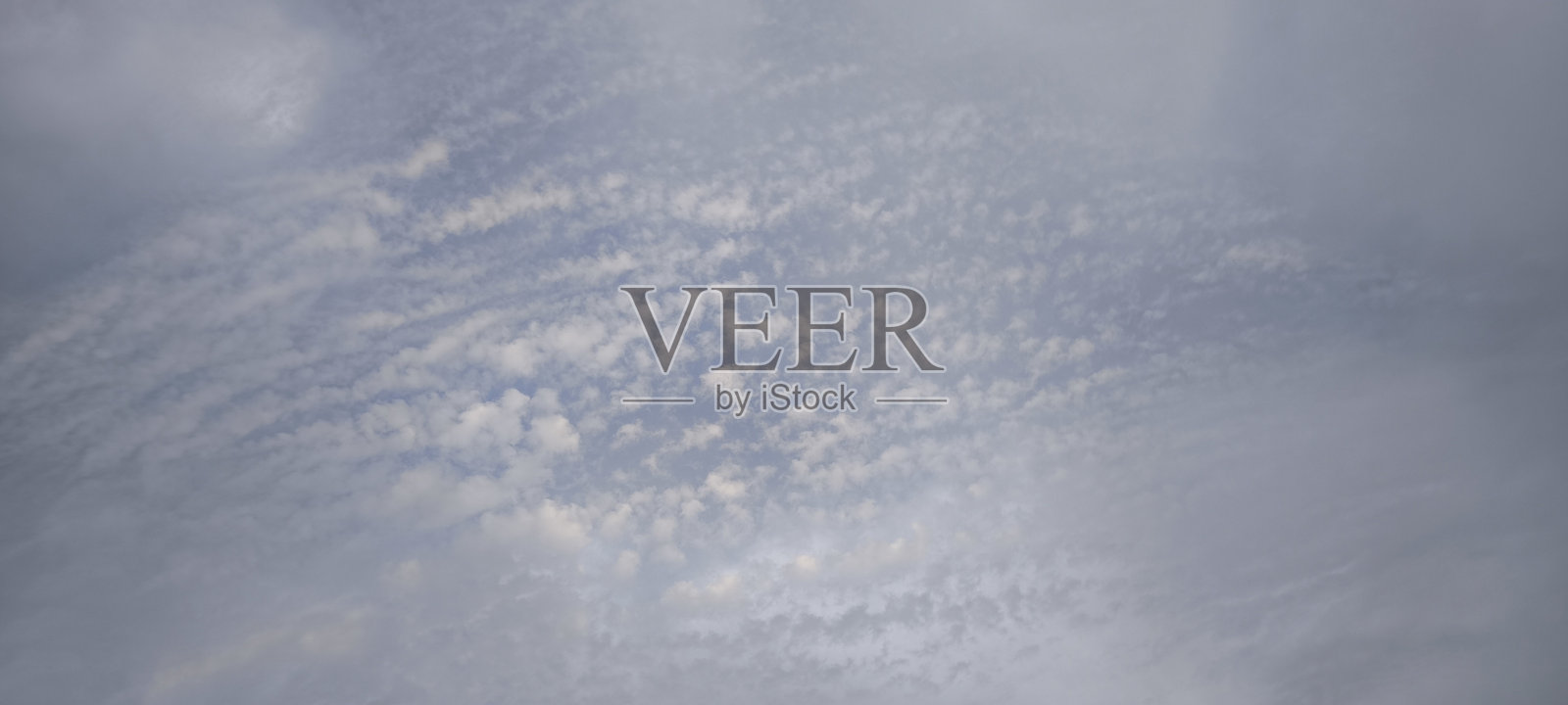 晴朗的蓝天中散落着白云。天空和云彩的景观。天空背景。照片摄影图片