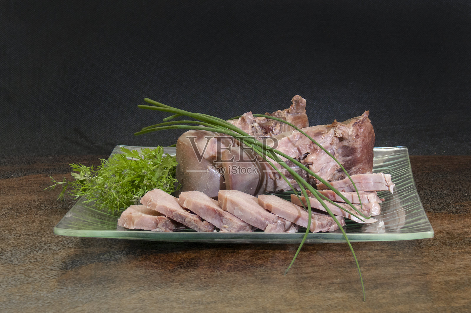 佳肴:切片猪舌配新鲜蔬菜照片摄影图片