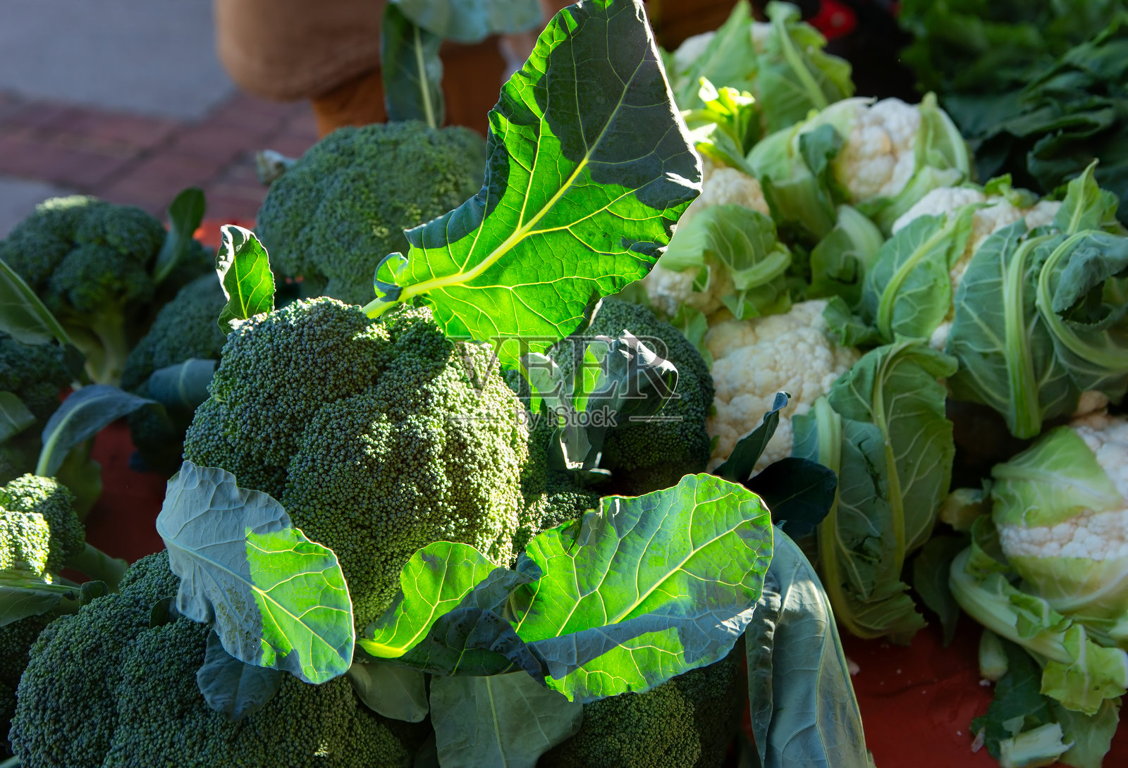 清晨的阳光照亮了当地农贸市场里新鲜的西兰花照片摄影图片