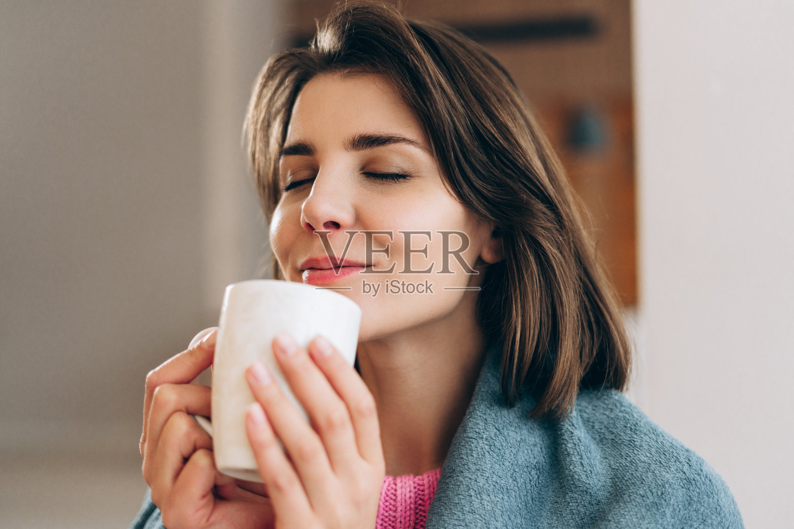 年轻女子在家中享受热咖啡的香气照片摄影图片