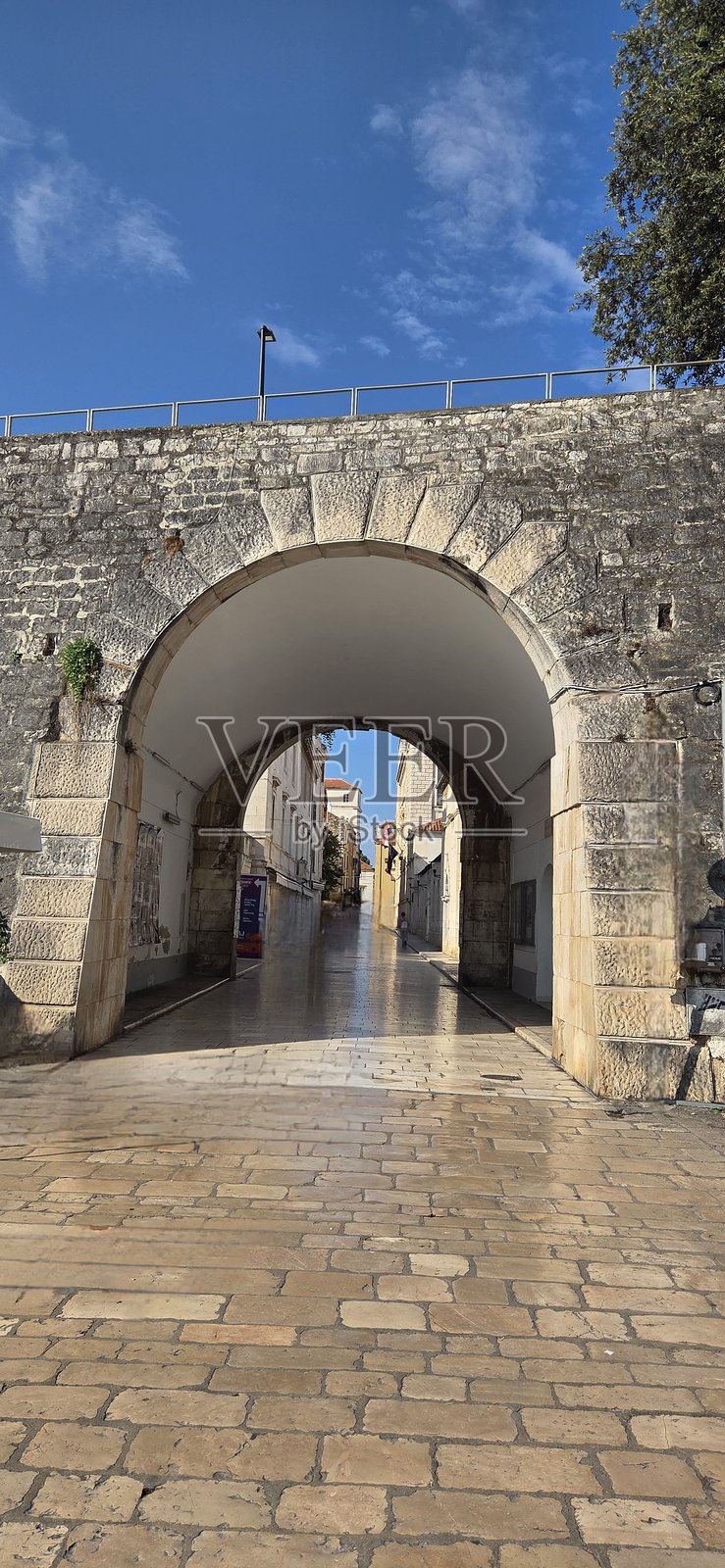 欧洲,克罗地亚,扎达尔老城区,古老的石头墙和入口,街道空无一人照片摄影图片